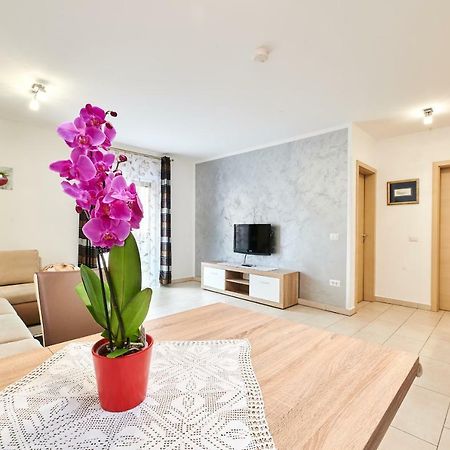 Apartman Leon Umag Buitenkant foto