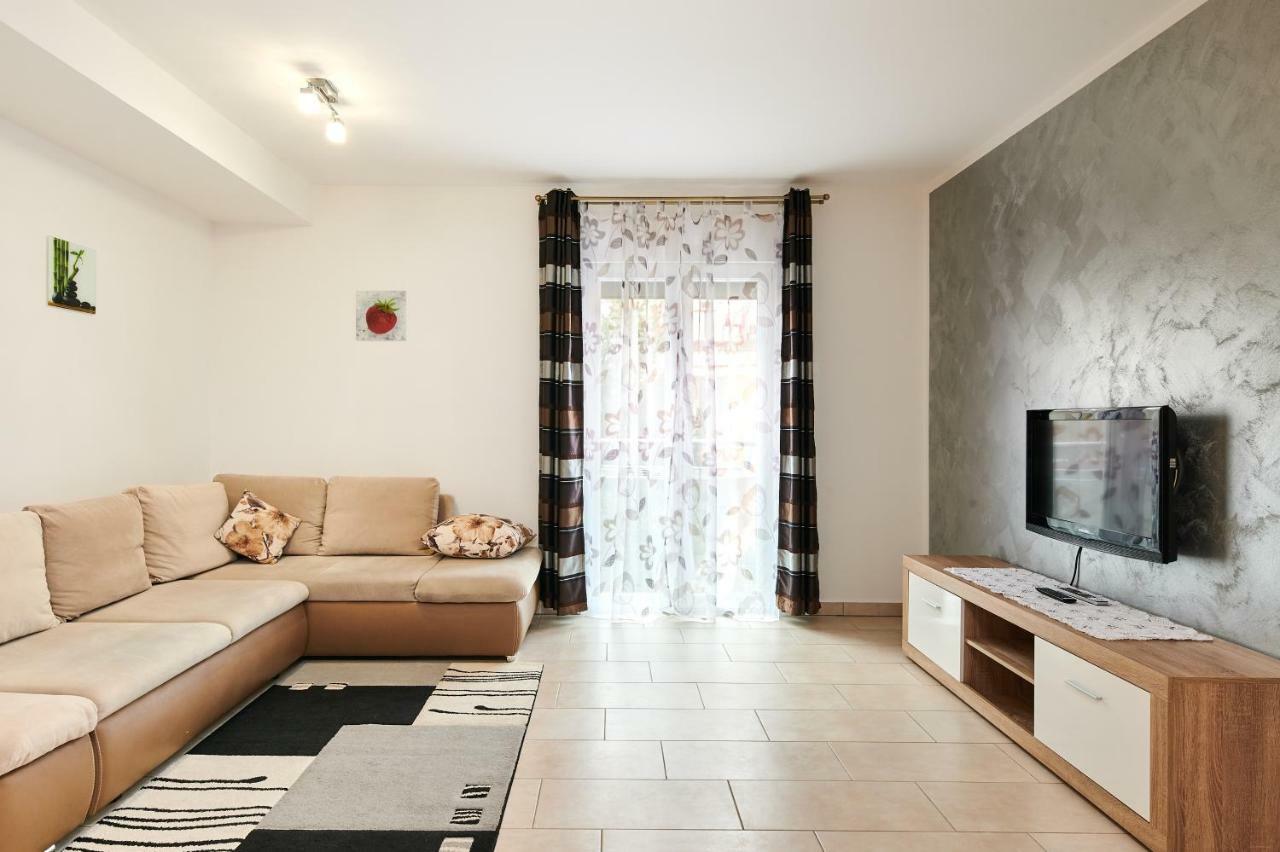 Apartman Leon Umag Buitenkant foto