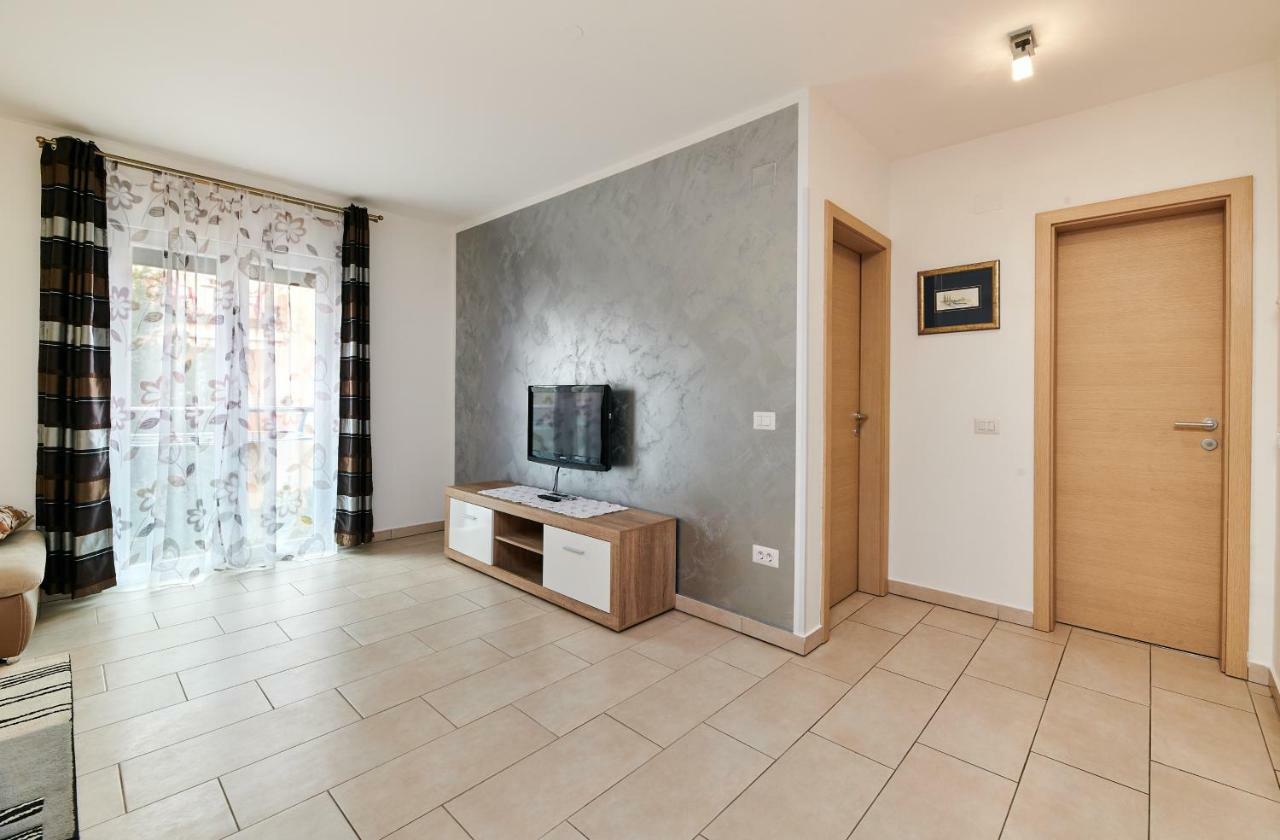 Apartman Leon Umag Buitenkant foto