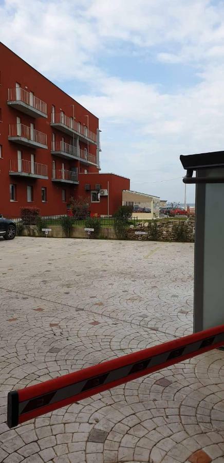 Apartman Leon Umag Buitenkant foto